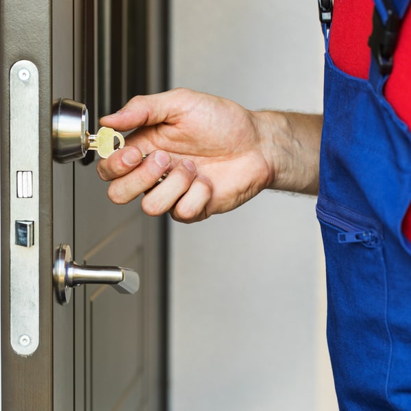 la cerrajería residencial ofrece servicios de instalación de cerraduras de seguridad para hogares